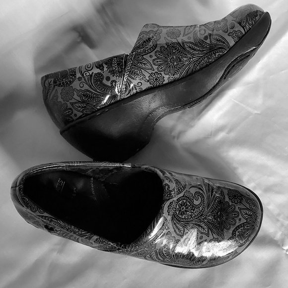 Nurse Mates Size 6 - Picture 2 of 4